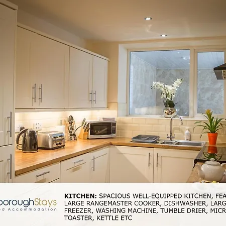 - Luxury Townhouse Ideal For Large Groups - Hot Tub Hébergement de vacances Scarborough