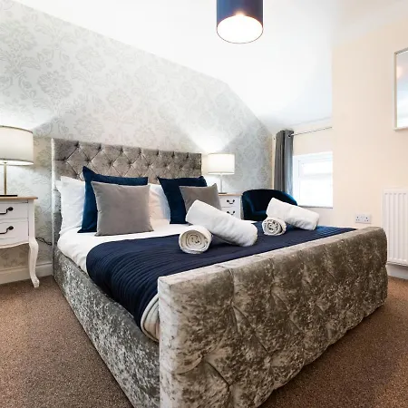 Hébergement de vacances - Luxury Townhouse Ideal For Large Groups - Hot Tub