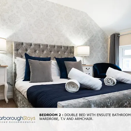 Hébergement de vacances - Luxury Townhouse Ideal For Large Groups - Hot Tub *