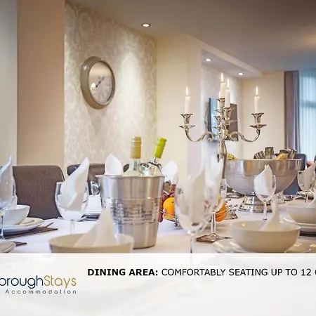 Hébergement de vacances - Luxury Townhouse Ideal For Large Groups - Hot Tub