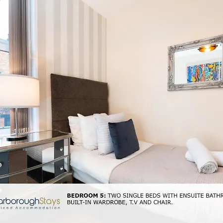 Hébergement de vacances - Luxury Townhouse Ideal For Large Groups - Hot Tub *