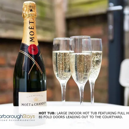 Hébergement de vacances - Luxury Townhouse Ideal For Large Groups - Hot Tub