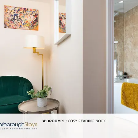 Hébergement de vacances - Luxury Townhouse Ideal For Large Groups - Hot Tub