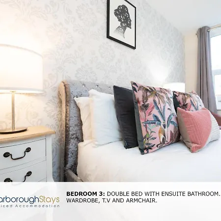 Hébergement de vacances - Luxury Townhouse Ideal For Large Groups - Hot Tub