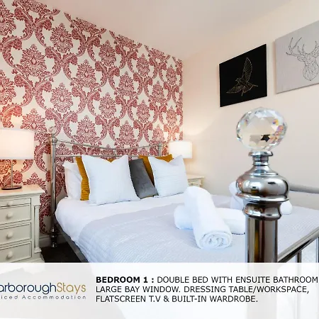 Hébergement de vacances - Luxury Townhouse Ideal For Large Groups - Hot Tub