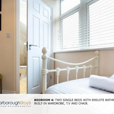 Hébergement de vacances - Luxury Townhouse Ideal For Large Groups - Hot Tub