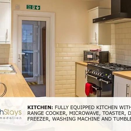 Hébergement de vacances - Luxury Townhouse Ideal For Large Groups - Hot Tub