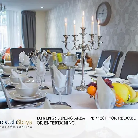 Hébergement de vacances - Luxury Townhouse Ideal For Large Groups - Hot Tub