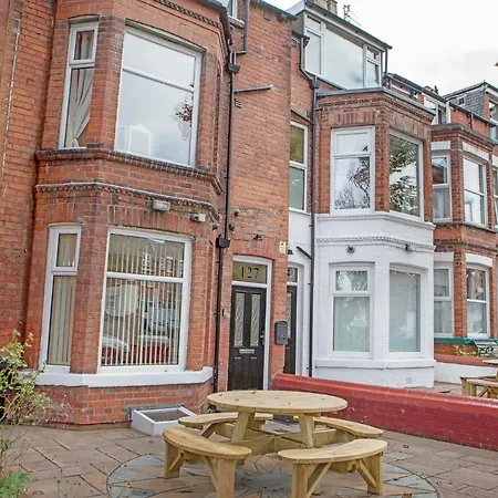- Luxury Townhouse Ideal For Large Groups - Hot Tub Holiday home Scarborough
