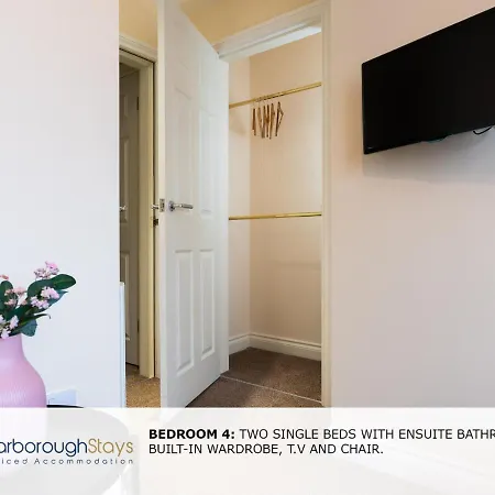 Holiday home - Luxury Townhouse Ideal For Large Groups - Hot Tub