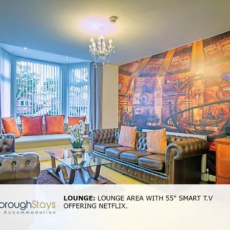 Holiday home - Luxury Townhouse Ideal For Large Groups - Hot Tub