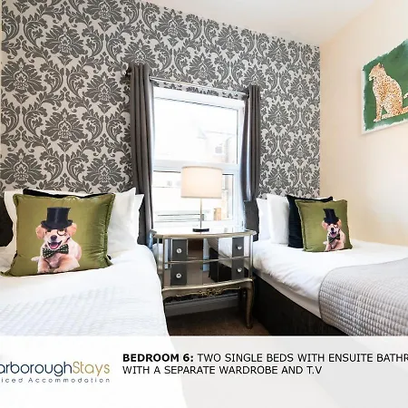 Holiday home - Luxury Townhouse Ideal For Large Groups - Hot Tub *