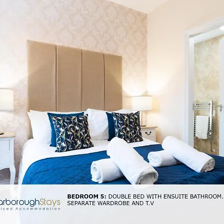 Holiday home - Luxury Townhouse Ideal For Large Groups - Hot Tub *