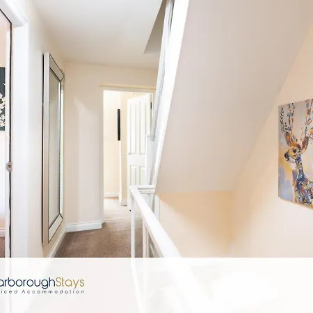 Holiday home - Luxury Townhouse Ideal For Large Groups - Hot Tub *