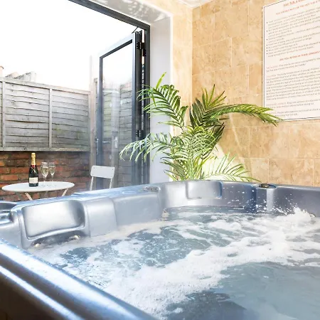 - Luxury Townhouse Ideal For Large Groups - Hot Tub *